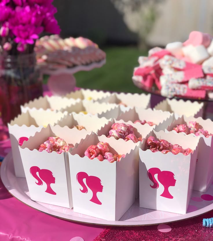 Doll-Inspired Popcorn Favor Boxes (40 pcs)